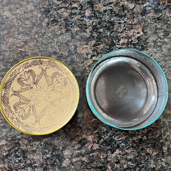 Vintage Blue and Gold Dahr Decorative Tin - Picture 6 of 6